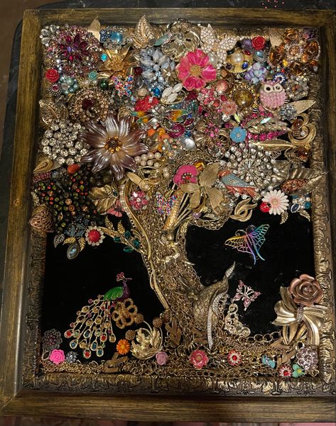 Made from old costume jewelry. Jewelry Tree Art, Old Jewelry Crafts, Costume Jewelry Crafts, Vintage Jewelry Ideas, Jewelry Frames, Vintage Jewelry Repurposed, Jewelry Christmas Tree, Junk Jewelry, Vintage Jewelry Crafts