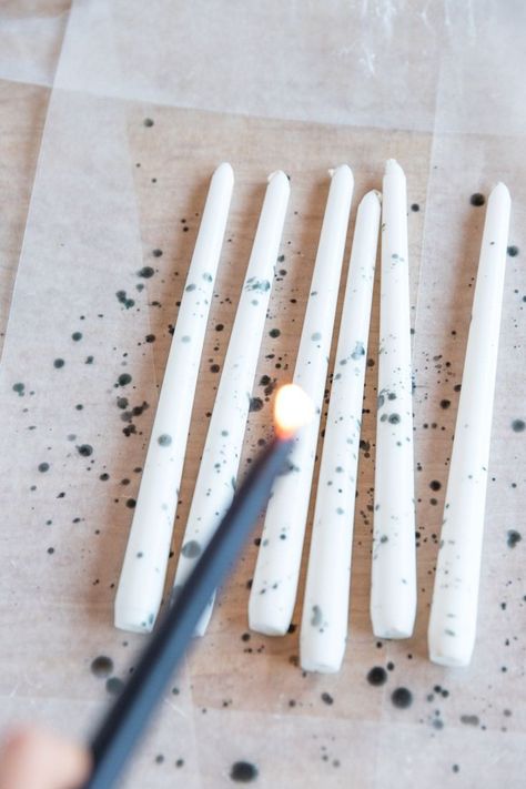 Painting Candles With Wax Diy, Diy Dipped Candles, Paint Taper Candles Diy, Diy Candle Plate, Easy Candle Painting Ideas, Decorated Candles Diy, Candle Painting Tutorial, Painting On Candles Easy Diy, How To Paint Candles Diy