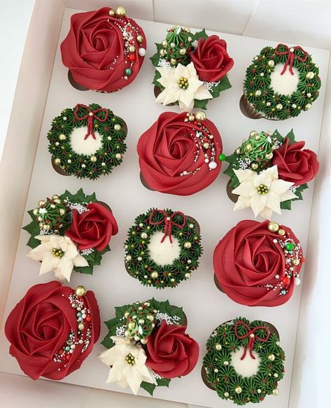 very pretty cupcakes hashtag my fave White Christmas Cupcakes Ideas, Cupcake Decorating Ideas Christmas, Christmas Treats To Sell, Christmas Cupcake Decorating Ideas, Christmas Cake Decorating, Winter Cupcakes, Christmas Cupcakes Recipes, Christmas Cupcakes Decoration, Christmas Themed Cake