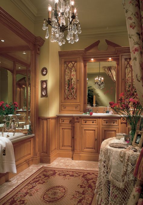 OAK VICTORIAN BATHROOM Victorian Closet, 80s Room, Victorian Bathroom, Victorian Decor, Large Bathrooms, Inside Outside, Bathroom Styling, Powder Room, Interior Exterior