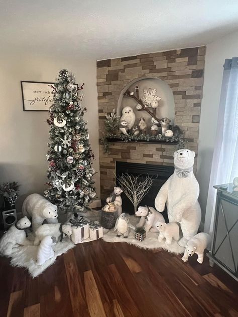 Classy Christmas Decor, Glam Christmas Decor, Christmas Village Sets, Polar Bear Christmas, Christmas Candle Decorations, Christmas Themes Decorations, Bear Christmas, Diy Christmas Decorations Easy, Christmas Yard