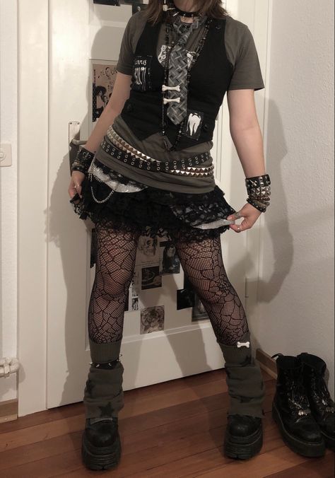 Alt Bday Outfits, Rokku Gyaru Aesthetic, Alt Rock Outfit, Alt Outfit Inspo Fem, Crowcore Jewelry, Mid Size Alt Outfits, Ptv Concert Outfit, Casual Steampunk Outfits, Gothic Outfits Aesthetic