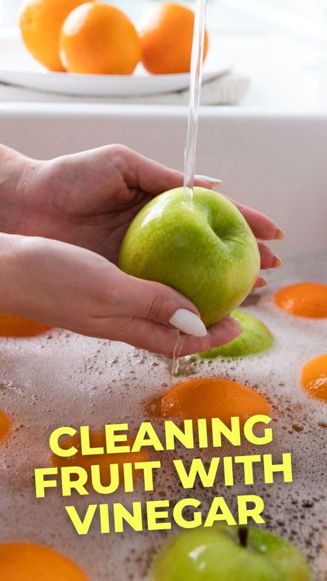 Vinegar To Clean Fruit, Vinegar Soak For Fruit, How To Clean Fruit With Vinegar, Washing Produce With Vinegar, Best Way To Clean Fruit, Citrus Vinegar Cleaner, How To Wash Fruit With Vinegar, How To Clean Apples, Washing Fruit With Vinegar