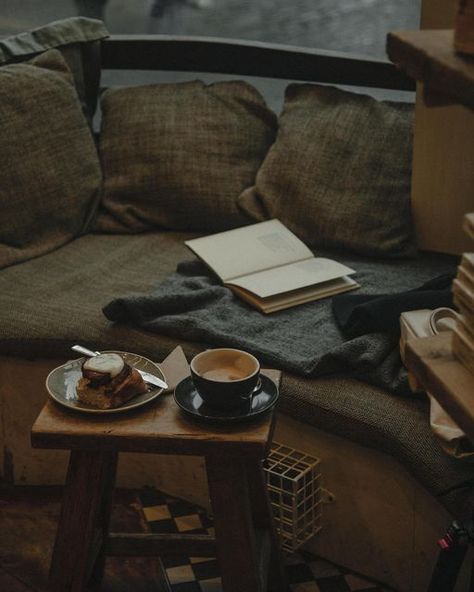 Reading A Book Aesthetic, Two Cups Of Tea, Travel Edinburgh, Fall Living Room Decor Ideas, Fall Living Room Ideas, Living Room Table Decor, Aesthetic Tea, Cosy Reading, Room Table Decor