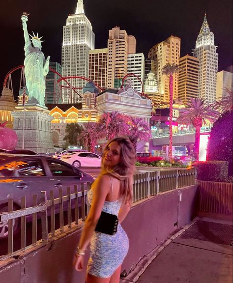 Vegas Strip Pictures, Las Vegas Selfies, Cute Vegas Picture Ideas, Vegas Asthetic Picture, Las Vegas Senior Photos, Aesthetic Vegas Pictures, Pictures In Vegas, Las Vegas Pose Ideas, Vegas Pics Ideas