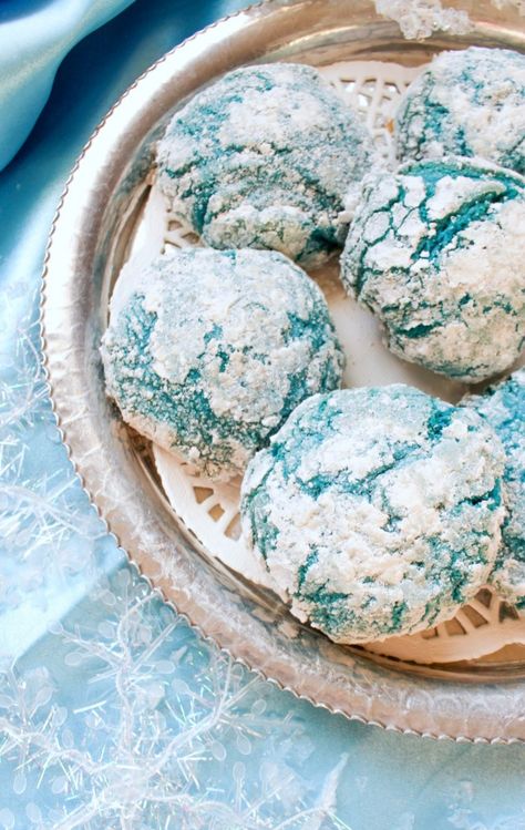 If you need recipes for the best cookie ideas, look no further. Whether you’re baking Christmas cookies for a cookie exchange or just trying to get the kids in the kitchen, these Blue Crinkle Cookies are perfect! They are delicious, easy, and unique- and they look like Queen Elsa herself decorated them! Blue Crinkle Cookies, Cookies Crinkle, Strawberry Sandwich, Handprint Cards, Colorful Recipes, Christmas Handprint, Holiday Baking Christmas, Crinkle Cookies Recipe, Turtle Cookies