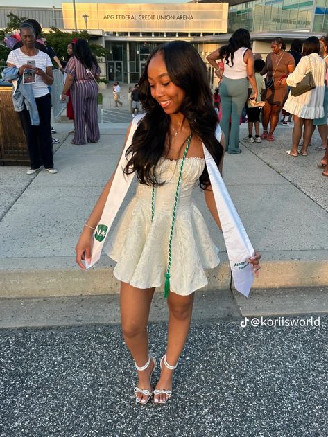 Graduation Day Outfit For Women, Collage Graduation Dress, 8th Grade Picture Day Outfits, Senior Outfits For School, Senior Picture Outfits Black Women, Graduation Gown Ideas, Senior First Day Of School Outfit, Graduation Dress Black Women, Senior Pictures Outfits Black Women