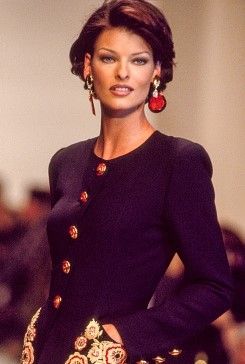 Linda Evangelista - Oscar de la Renta  Fall/Winter 1992-1993 Linda Evangelista Hair, Evangelista Linda, 1990s Supermodels, Models 90s, Pixie Cut With Bangs, Canadian Models, Original Supermodels, 90s Supermodels, 90s Model