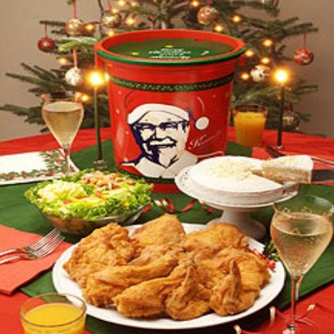 Japanese Christmas Cake, Christian Country, Japanese Christmas, Kfc Chicken, Winter Dishes, What Is Christmas, Strawberry Cakes, People Eating, Teriyaki Chicken