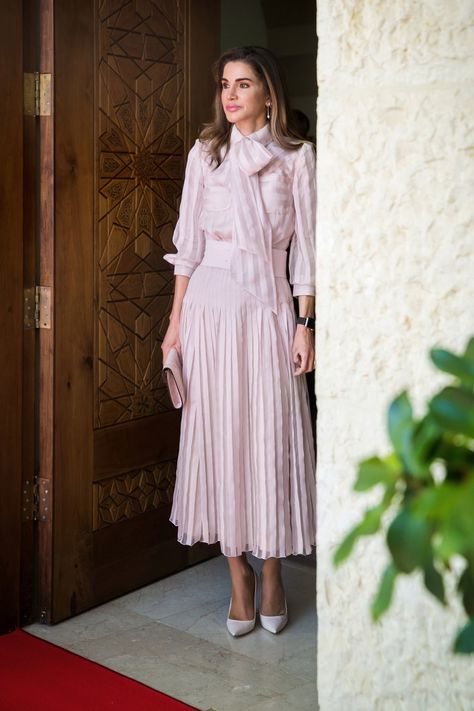 #celebritystyle #queenrania  Queen Rania of Jordan Celebrity Style  https://www.pinterest.com/sora2015/ Queen Rania Of Jordan, Rania Of Jordan, Kroonprinses Victoria, Edgy Dress, Black Pleated Dress, Queen Rania, Dress Sleeve Length, Plain Dress, Crown Princess Victoria