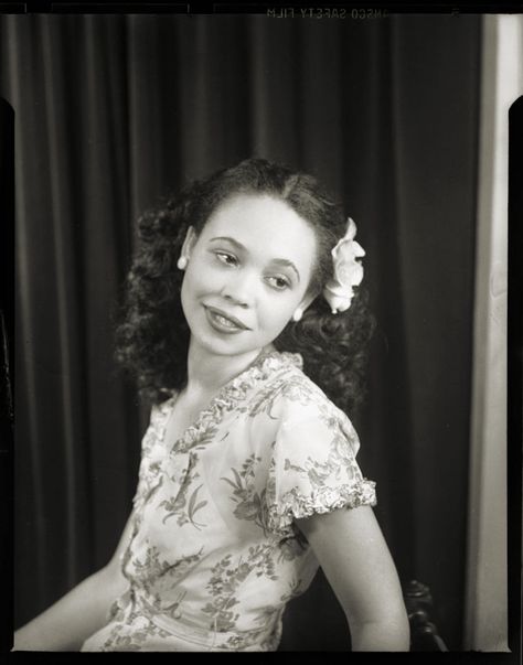 Representing - portraits of African American women by Charles “Teenie” Harris, Pittsburgh, circa 1940s-50s Curly Vintage Hairstyles, 1940s Hairstyles, Carnegie Museum Of Art, Instagram Portrait, Retro Glam, Vintage Black Glamour, African American Hairstyles, 1940s Fashion, Vintage Pinup