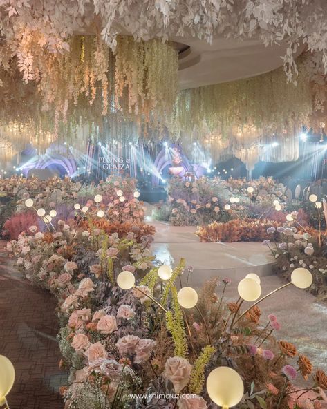 Angelic Wedding Reception, Aisle Garden Wedding, Dreamy Party Decorations, Elegant Debut Theme, Debut Motif Ideas, Modern Wedding Venue Decor, Debut Venue Design, Elegant Wedding Motif, Garden Debut Theme