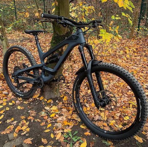 Full black🖤😍 👍Follow @biketrend24 for more sick bike content❤️ - - Always repost with credit👇 📸:@_irob555_ Have a nice day👍👌 -@dh4live… Mountain Biking Photography, Mt Bike, Bicycle Diy, Serie Bmw, Black Bicycle, Downhill Mountain Biking, Best Electric Bikes, Bicycle Mountain Bike, Downhill Bike