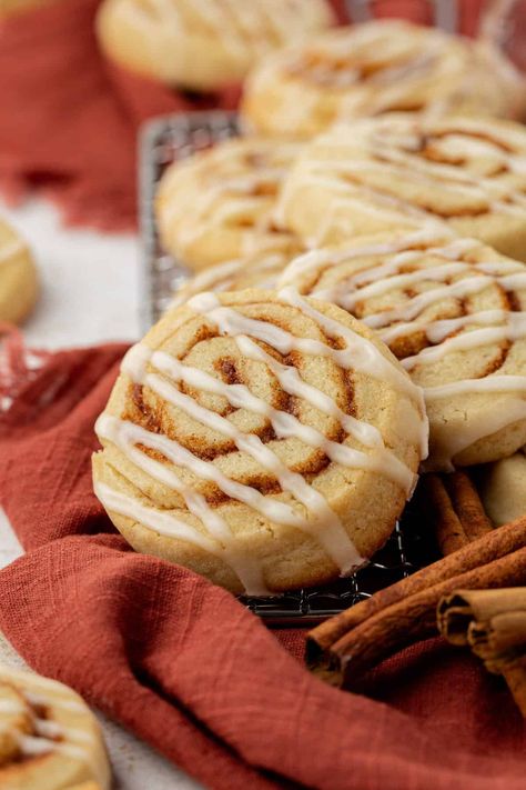 Cinnamon Roll Cookies Soft Cinnamon Roll Cookies, Cinnamon Roll Cookies Recipe, Cinnamon Rolls Cookies, Cinnamon Roll Sugar Cookies, Easy Sugar Cookie Dough, Cinnamon Filling, Soft Cookie Recipe, Desserts Cookies, Cinnamon Roll Cookies