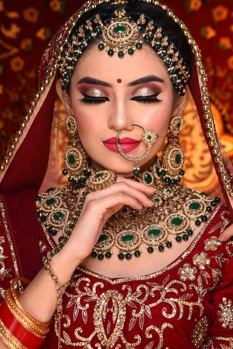 Glittery eye makeup is in and I'm sure every Indian bride wants to learn it. Here are some easy glittery eye makeup looks for your big day. #bridal #indian #wedding #makeup #eye #eyeshadow #makeupoftheday #makeupaddict #makeupjunkie #makeuplover #beauty #makeupoftheyear #makeupforever #makeupisart #makeupart Wedding Dulhan Pose, Bridal Makeup Pictures, Glittery Eye Makeup, Indian Bride Poses, Indian Bride Photography Poses, Indian Wedding Makeup, Indian Bride Makeup, Bride Photos Poses, Bridal Makeup Images