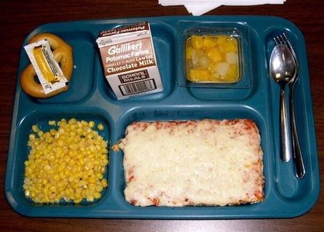 This entire school lunch. 32 Foods You Ate In Childhood That You Definitely Forgot About Essen, School Pizza, Square Pizza, Cafeteria Food, Pizza Day, School Cafeteria, This Is Your Life, Lunch Room, School Memories