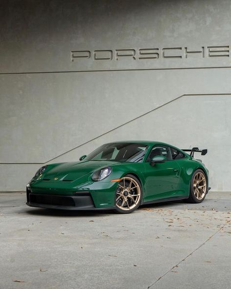 British Green Racing, Porsche Gt3 Rs Green, Green Cars Aesthetic, Green Porsche Gt3 Rs, Porsche Gts, Porsche 991 Gt3, 992 Gt3, Black Porsche, Porsche 550