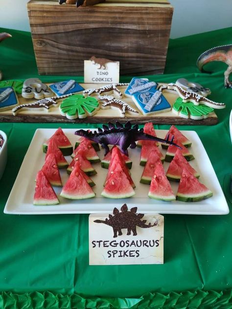 Jurrasic World Birthday Party Ideas, Dinosaur Themed Baby Shower Ideas, Fête Jurassic Park, Dinosaur Birthday Party Food, Jurrasic World, Themed Baby Shower Ideas, Jurassic Park Birthday Party, Dinosaur Birthday Theme, Birthday Party At Park