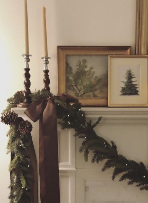 Wreath On Fireplace Mantel, Cottage Shelf Styling, Amber Interiors Christmas Decor, Dark Woodland Christmas, Classy Vintage Christmas Decor, Cozy Classic Christmas Aesthetic, Neutral Vintage Christmas Decor, French Provincial Christmas Decor, Old Farmhouse Christmas Decor