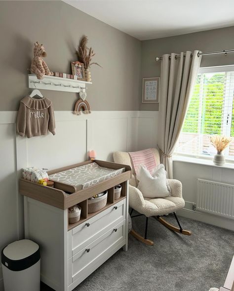 Nursery Inspo ⭐️ featuring our Anti Roll Giraffe Print🦒 @mamashackbaby SAVE for later 🌟 SHARE with someone who is looking for baby room inspo ❤️ Inspo from 📷 @thewoodhouse21 ✩ ✩ ✩ ✩ ✩ ✩ #nurserydecor #baby #changingmat #nurseryideas #nursery #unisexnursery #mamashack #cotsheet #muslin #newborn #projectnursery #firsttimemum #changingtable #bohonursery #changingarea #nurseryinspo #nurseryinspiration #babyroom #safarinursery #nurseryinspo #neutralnurserydecor #nurseryideas #nurserytour #n... One Wall Nursery Ideas, Nursery With Grey Carpet, Next To Me Crib Set Up, Baby Nursery Panelling, Baby Room Shared With Parents, Small Nursery Inspiration, Grey Carpet Nursery, Baby Room Small Space, Large Nursery Layout