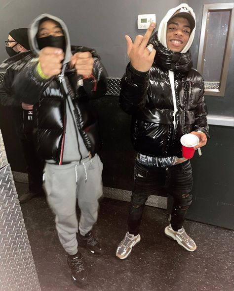 Dougie B and Bharlie B #nydrill #bronxdrill #kayflock #jeans #sneakers #puffer #puffercoat #rings #diamond #rapper #hoodie #skimask #durag Dougie B, Bronx Rappers, Nyc Pics, Bronx Nyc, Drip Fits, Stile Hip Hop, Nyc Fits, Thug Style, Rapper Style