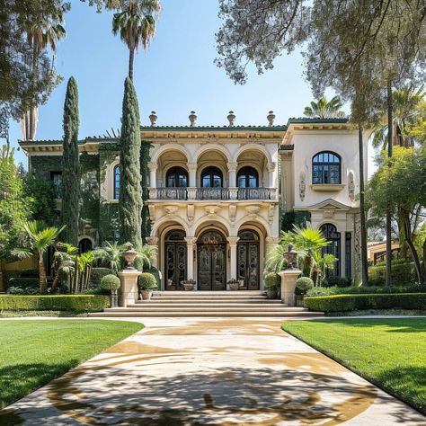 Inside Nicolas Cage's Former Beverly Hills Mansion Beverly Hills Mansion Interior, Beverly Hills Houses Exterior, 80s House Interior, Beverly Hills Homes, California Mansion, Celebrity Home, 80s House, Beverly Hills Mansion, Mansion Exterior