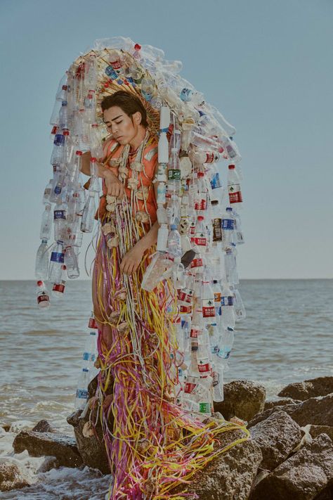 Outfits Made Out Of Trash, Trash Aesthetic Outfits, Wan Yunfeng, Trash Outfit, English Presentation, Trash Fashion, Ocean Pollution, Trash Art, Sustainable Art