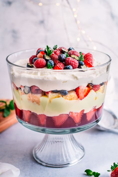 Easy Berry Trifle Recipe, Christmas Trifle Recipes, Family Meal Recipes, Trifle Bowl Recipes, Christmas Catering, Fruit Trifle, Christmas Trifle, Christmas Puddings, Berry Trifle