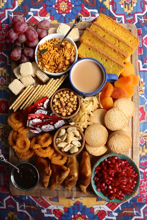 Tea Party Board, Indian Snack Board Ideas, Chai Party Ideas, Indian Snack Board, Pakistani Appetizers, Desi Charcuterie Board, Pakistani Wedding Food, Indian High Tea, Pakistani Decor