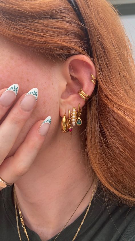 00s Mode, Cool Ear Piercings, Body Jewelry Piercing, Mia 3, Jewelry Accessories Ideas, Dope Jewelry, Funky Jewelry, Jewelry Lookbook, Stacked Jewelry