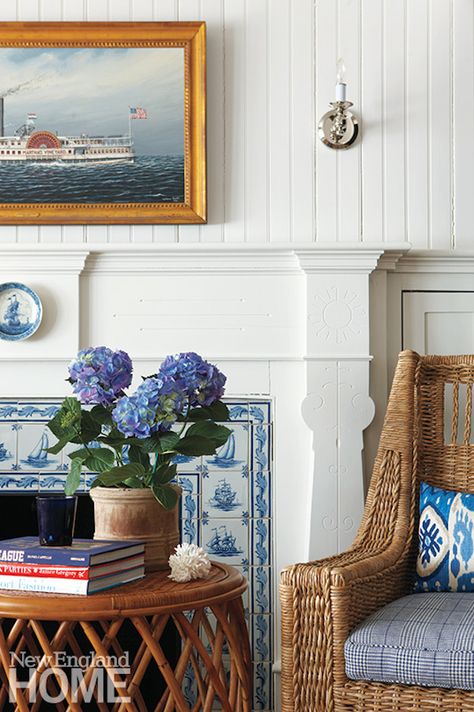 Edgartown House on Marthas Vineyard - New England Home New England Interior, New England Style Homes, New England Cottage, Blue And White Decor, Shingle House, Vignette Design, New England Home, White Fireplace, Coastal Living Rooms