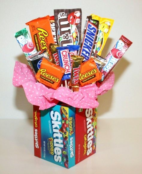 Candy bouquets are a fun gift to give or receive, but they can be expensive to buy! Luckily they are easy to make yourself and much cheaper. Candy Vase Bouquet, Candy Tower Ideas, Diy Candy Basket, Candy Bouquet For Kids, How To Make A Candy Bouquet, Candy Bar Bouquet Diy, Candy Flower Bouquet Diy, Mayday Baskets, Candy Bouquet Ideas