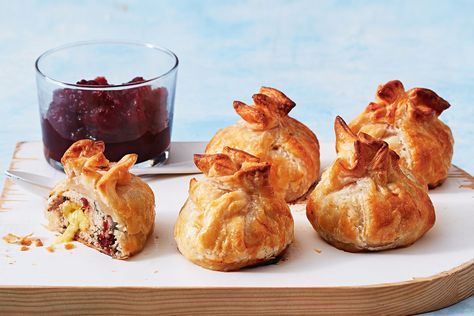 Everything you love about Christmas - turkey, cranberry sauce, cheese and sausage rolls - all rolled up into bite-sized puff pastry parcels. Christmas Tapas, Pastry Treats, Entertaining Snacks, Cob Loaf, Christmas Finger Foods, Brie Cranberry, Office Food, Turkey Cranberry, Rice Bubbles