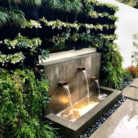 Outdoor Wall Fountains Diy, Backyard Waterfall Wall, Bungalow Garden, Patio Water Feature, Outdoor Wall Fountains, Modern Water Feature, Concrete Fountains, Diy Water Feature, Water Feature Wall