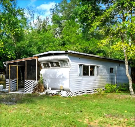 A Look Inside a Cozy 1957 Mobile Home Mobile Homes For Sale Uk, Trailer Home Interior Design, Mobile Home Renovations Interior, Mobile Home Exterior Makeover Single Wide, Vintage Mobile Home Interior, Cute Mobile Homes Interior, Tiny Mobile House Trailers, Boho Mobile Home, Trailer Decor Mobile Homes