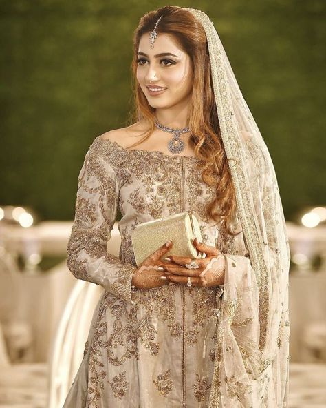 ✨👰🏻😍 Valima Bride, Pakistani Bridal Hairstyles, Pakistani Bridal Makeup, Walima Dress, Cheap Ideas, White Bridal Dresses, Bridal Lehenga Collection, Pakistani Wedding Outfits, Couture Wedding Gowns