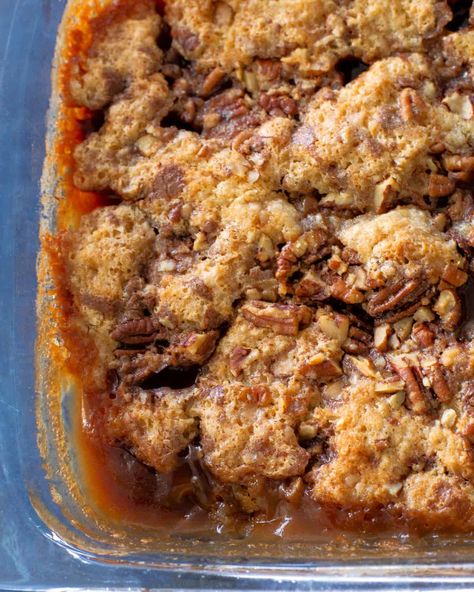 Pecan Pie Cobbler is an old-fashioned, super easy recipe that is the perfect amount of sweet. A great dessert alternative to pie! #pie #dessert #pecan #pie #cobbler The Girl Who Ate Everything Recipes, Pecan Pie Cobbler Recipe, Pecan Pie Cobbler Easy, Pecan Cobbler Recipe, Pecan Pie Cobbler, Dressing Recipes Thanksgiving, Apple Cobbler Recipe, Cobbler Recipes Easy, Pecan Cobbler