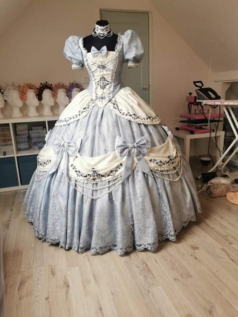 Period Dresses Victorian Ball Gowns, Rococo Gown, Ball Gowns Victorian, Victorian Dress Gown, 1800s Dresses, Cute Christmas Trees, Victorian Ball Gowns, Victorian Era Dresses, Big Dresses