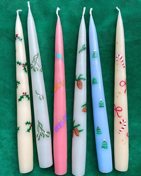 Diy Painting Candles, Christmas Candle Crafts, Christmas Candles Diy, Xmas Candles, Arte Aesthetic, Painted Candlesticks, Candle Crafts Diy, Hand Painted Candles, Painted Candles