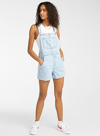 Style Salopette, Overalls Pink, Distressed Overalls, Yoga Jeans, Overalls Fashion, Trendy Jeans, Light Blue Shorts, Swimwear Dress, Denim Branding