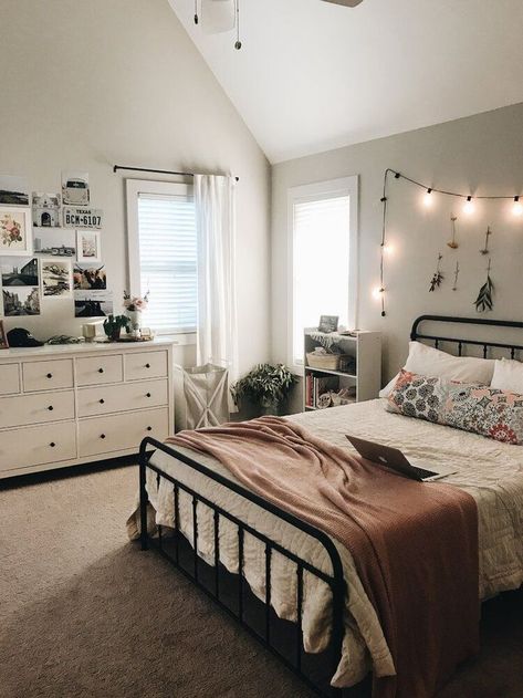 Cute Teen Beds, Aesthetic Simple Room Ideas, Clean Room Aesthetic Cozy Vibes, Small Cozy Apartment Bedroom, College Girl Apartment Bedroom, Farmhouse Teenage Girl Bedroom, Apartment Inspiration Bedroom, Room Arrangement Ideas Bedroom, Vsco Room Ideas