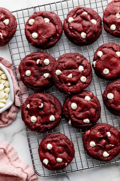 Red velvet cake inspired white chocolate chip cookies with vanilla, cocoa powder, and a little buttermilk to replicate a sweet slice of the popular cake. Festive and fun cookie for Valentine's Day or Christmas! Recipe on sallysbakingaddiction.com White Chocolate Chips Recipes, Red Velvet Chocolate Chip Cookies, Vanilla Cookie Recipe, Red Velvet Cookie Recipe, Red Velvet Chocolate, White Chocolate Recipes, Velvet Cookies, Sally's Baking, Red Velvet Cookies