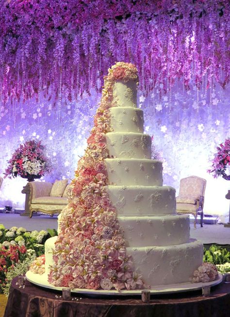 18 Wedding Cakes Your Guests Will Remember | PreOwned Wedding Dresses Princess Wedding Cakes, Huge Wedding Cakes, Fancy Wedding Cakes, Huge Cake, Extravagant Wedding Cakes, Wedding Cake Display, Lebanese Wedding, Big Wedding Cakes, Luxury Cake