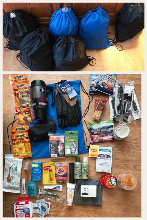 Homeless Backpack Ideas, Homeless Lunch Bags, Homeless Bags Supply List, Homeless Kits Care Packages, Homeless Blessing Bags Ideas, Winter Homeless Care Package, Blessing Bags For Homeless Winter, Care Package Ideas For Homeless, Homeless Care Package Winter