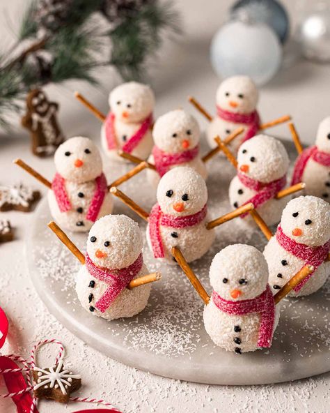 Coconut Snowmen https://www.rainbownourishments.com/coconut-snowmen/ Christmas Snacks Easy, Vegan Christmas Desserts, Coconut Truffles, Cute Snowmen, Coconut Snowballs, Coconut Balls, Easy Christmas Treats, Melting White Chocolate, Vegan Christmas