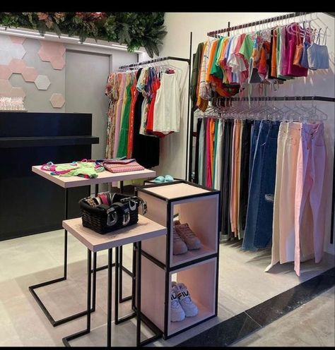 Clothing Boutique Decor Small Spaces, Small Store Design Clothing, Small Bussines Studio, Clothing Boutique Decor Small Spaces Display Ideas, Small Showroom Ideas, Small Clothing Store Interior Design, Ideas Para Boutique, Small Boutique Decor, Mini Boutique Store Ideas