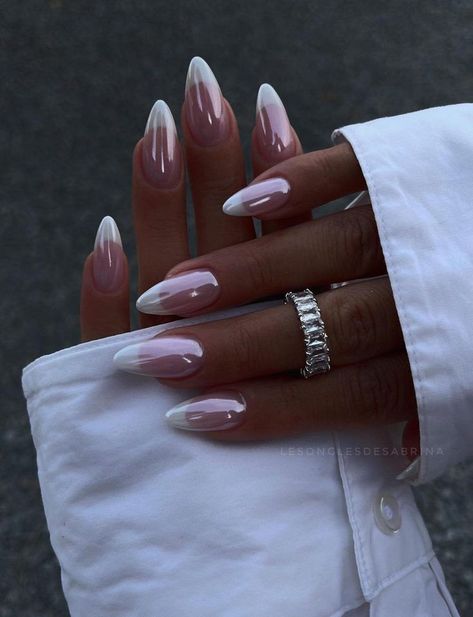 20+The most beautiful nails 2024 21st Birthday Nails Simple, Cute College Nails, Medium Almond Nails Winter, Classy But Fun Nails, Summer Pointy Nails, Simple Almond Nail Ideas, Nails 2024 Almond Shape, Long Almond Nails French Tip, 18th Bday Nails