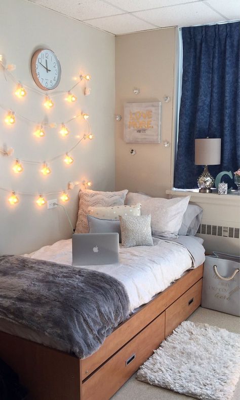 Dorm Room Decor Ideas, University Rooms, Beautiful Dorm Room, College Bedroom, Dorm Diy, Dorm Room Diy, College Dorm Room Decor, Dorm Room Designs, Uni Room