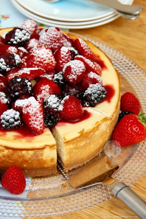 New York Baked Cheesecake, Gluten Free Cheesecake Recipes, Berry Cheesecake Recipes, Janes Patisserie, Low Carb Cheesecake Recipe, Cake Gluten Free, Cheesecake Crust, New York Style Cheesecake, Gluten Free Cheesecake