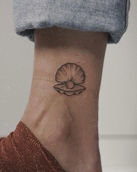 5,337 Likes, 27 Comments - Gee Hawkes🌹 (@geehawkestattoo) on Instagram: “A little shell for the beautiful @meganellaby 🙈❤️ Thankyou so so much for travelling to come see me…” Pearl In A Shell Tattoo, Pearl And Shell Tattoo, Coquina Shell Tattoo, Tattoo Shell Seashells, Seashell With Pearl Tattoo, Seashell Pearl Tattoo, Pearl In Clam Tattoo, Shell Ankle Tattoo, Clam Tattoo Pearl